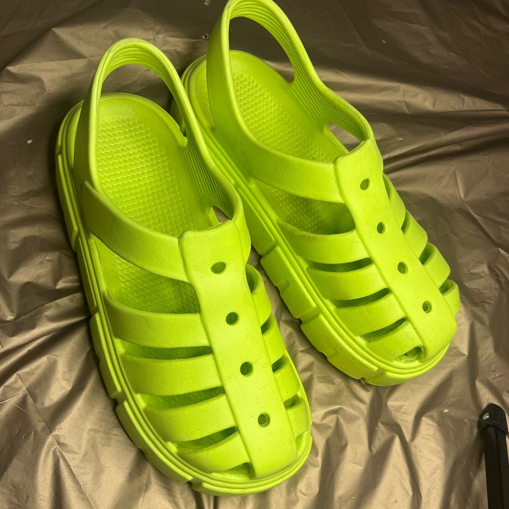 fun chartreuse croc style mary jane - sz 8